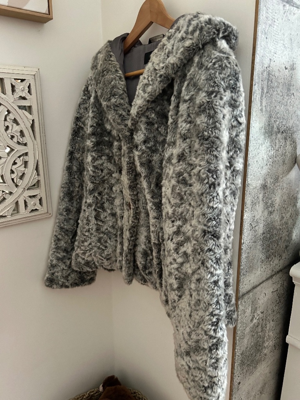 Superb Grey and white "fur" jacket M-L